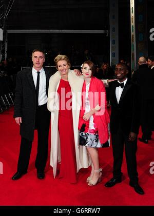 Emma Thompson, il marito Greg Wise e la famiglia che arrivano all'EE British Academy Film Awards 2014, presso la Royal Opera House, Bow Street, Londra. Foto Stock