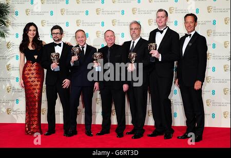 Glenn Freemantle, Skip Lievsay, Christopher Benstead, NIV Adiri e Chris Munro con il premio Best Sound for 'Gravity', insieme ai relatori Olga Kurylenko e Richard e Grant, all'EE British Academy Film Awards 2014, presso la Royal Opera House di Bow Street, Londra. Foto Stock