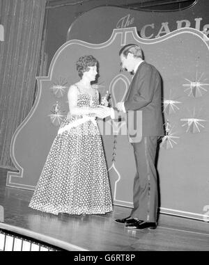 La principessa Margaret presenta il Carl-Alan Dance Awards all'Empire Ballroom di Leicester Square, Londra, consegna il premio per il gruppo più importante al manager dei Beatles Brian Epstein. Lo ricevette per conto dei Beatles, che si trovano nelle Bahamas. La principessa indossa un abito con bordo pieno di organza nera ricamata con margherite bianche. Foto Stock