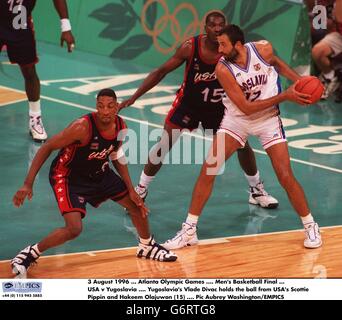 3 agosto 1996 ... Giochi Olimpici di Atlanta .... Finale di Pallacanestro maschile ... Stati Uniti / Jugoslavia .... Yugoslavia's Vlade Divac tiene il pallone da Scottie Pippin e Hakeem Olajuwon (15) Foto Stock