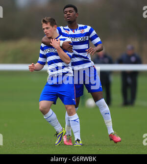 Calcio - Barclays U21 Premier League - Aston Villa v Reading - Bodymoor Heath Training Ground. Craig Tanner di Reading celebra il traguardo di apertura dal punto di rigore contro Aston Villa con Aaron Tshibola (a destra) Foto Stock