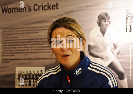 Il capitano della squadra femminile dell'Inghilterra Charlotte Edwards durante una fotocellula al terreno della contea, Taunton, Somerset. Foto Stock