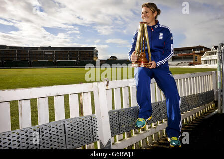 Il capitano della squadra femminile dell'Inghilterra Charlotte Edwards si pone con il Trofeo delle Ceneri delle Donne durante una fotocellula al terreno della contea, Taunton, Somerset. Foto Stock