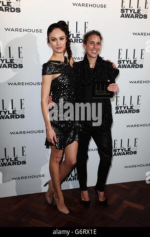 Olga Kurylenko (a sinistra) e Isabel Marant (a destra) vincitore del Contemporary Designer of the Year ai Elle Style Awards 2014 all'One Embankment di Londra. Foto Stock