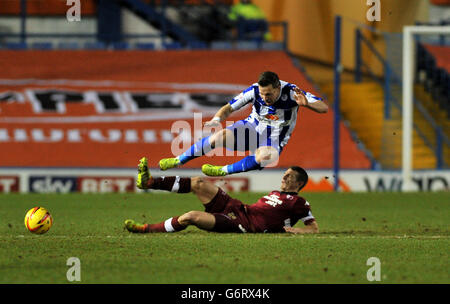 Calcio - Sky Bet Championship - Sheffield Mercoledì v Derby County - Hillsborough. Chris Maguire di Sheffield Wednesday e Craig Bryson della Derby County (a destra) lottano per la palla Foto Stock