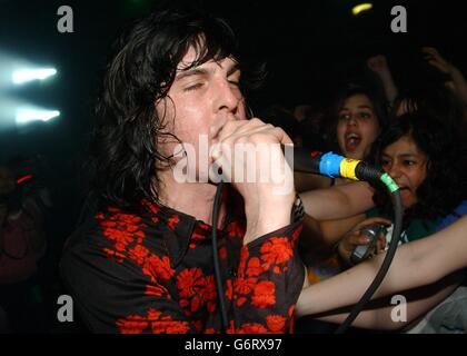 Guy McKnight, il cantante dei Disaster B-Line Matchbox degli anni Ottanta, suona durante il Love Music Hate Racism: ANL & Searchlight benefit - concerto presso l'Astoria nel centro di Londra. Foto Stock