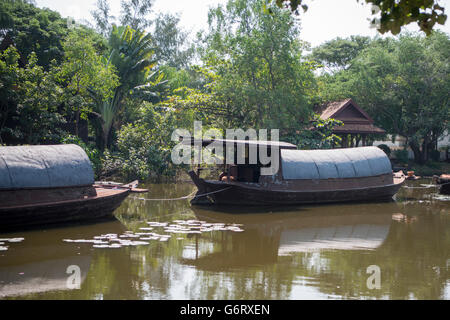 Transportboats tradizionale nella città antica o Muang Boran presso la città di Samuth Prakan a sud della città di Bangkok in Thail Foto Stock