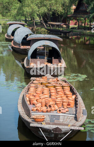 Transportboats tradizionale nella città antica o Muang Boran presso la città di Samuth Prakan a sud della città di Bangkok in Thail Foto Stock