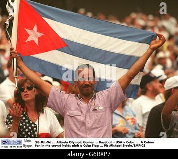 28-LUG-96, Atlanta Olympic Games, Baseball - USA / Cuba, un fan cubano nella folla tiene aloft una Bandiera Cuba Foto Stock