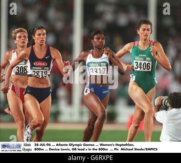 28-LUG-96. Giochi Olimpici di Atlanta. Donna Heptathlon, 800m. Denise Lewis, GB è leader nel 800m Foto Stock