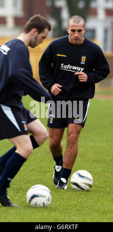 Paul Ritchie di Walsall (a destra) si unisce ai suoi compagni di squadra scozzesi durante una sessione di allenamento al Jenner Park, Barry Town. La Scozia gioca nel Galles in un match internazionale di sfida al Millennium Stadium di Cardiff. Foto Stock