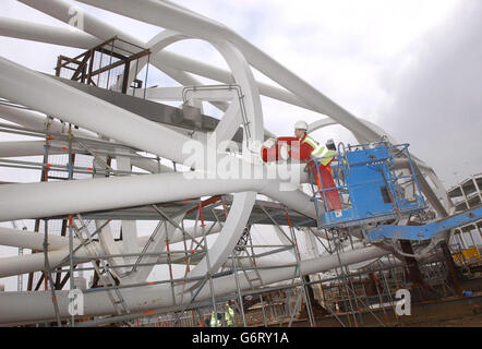 L'elettricista Danny Cunningham lucida il faro dell'aviazione all'apice dell'arco durante la costruzione del nuovo Wembley Stadium di Londra. Il nuovo stadio, costruito sul sito del vecchio stadio di Wembley nella zona nord-occidentale di Londra, dovrebbe essere completato all'inizio del 2006 e avrà 90,000 posti a sedere per gli spettatori. Foto Stock