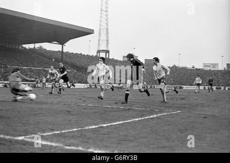 Colin Bell segna per Manchester City ha visto David Webb di Chelsea (6) come Ian Bowyer (Man City) e Ron Harris (Chelsea) guardare il portiere del Chelsea Peter Bonetti tuffarsi invano. Foto Stock