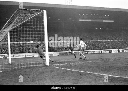 Colin Bell segna il secondo gol per Manchester City passato il portiere Peter Bonetti, guardato da Marvin Hinton di Chelsea (r). Foto Stock