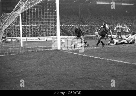 Ian Bowyer segna il terzo goal di Manchester City passato il portiere Peter Bonetti, guardato da Colin Bell (l) e i giocatori di Chelsea David Webb e John Boyle sul pavimento e Ron Harris e Marvin Hinton. Foto Stock