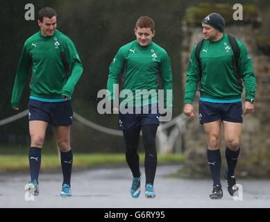 Rugby Union - RBS 6 Nations - Irlanda / Scozia - Irlanda Training and Press Conference - Carlton House. Johnny Sexton (a sinistra), Paddy Jackson e Rory Best (a destra) durante l'allenamento al Carton House, Dublino. Foto Stock