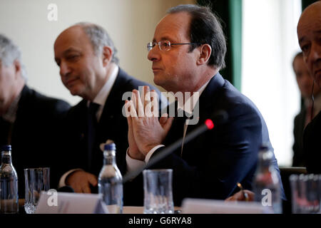 Il presidente francese Francois Hollande (destra) partecipa a un incontro plenario con il primo ministro britannico David Cameron (non illustrato) nella Mess dell'ufficiale durante il vertice di un giorno presso la base aerea RAF Brize Norton a Brize Norton. Foto Stock