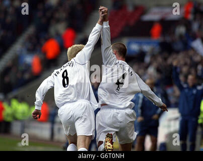 Kevin Nolan di Bolton (a destra) celebra il punteggio contro Manchester City con il compagno di squadra per Frandsen durante la partita di premiership Barclaycard al Reebok Stadium. Foto Stock