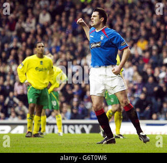 Stephen Thomson di Rangers festeggia il suo obiettivo contro Hibernian durante la loro partita della Bank of Scottish Premiership allo stadio Ibrox di Rangers a Glasgow.PA Foto: Solo USO EDITORISL Foto Stock