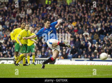 Glasgow Rangers Stephen Thomson segna il punteggio dello sport di penalità contro i visitatori Hibernian, durante la loro partita della Bank of Scottish Premiership al Rangers' Ibrox Stadium di Glasgow. FOTO PA: SOLO PER USO CON EDITORISL Foto Stock