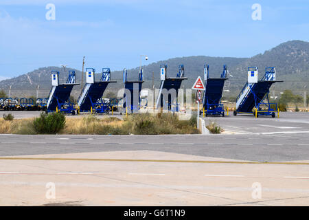 Aeroplano Mobile scale rivestite fino all'aeroporto di Ibiza Foto Stock