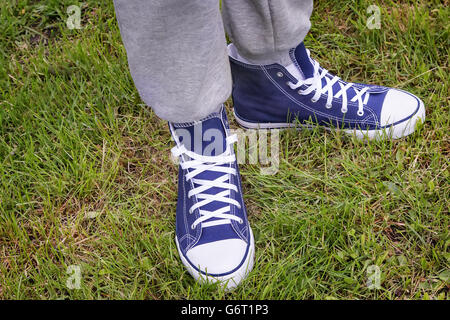 Conveniente per lo sport mens sneakers in blu scuro tessuto denso. Un uomo in sneakers presso lo stadio. Foto Stock