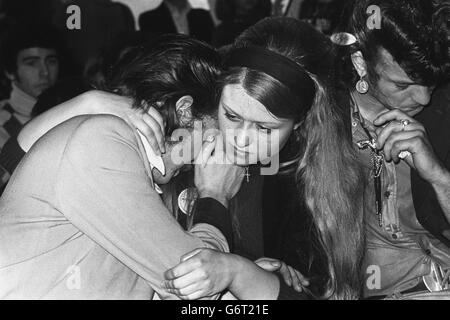 Duncan Terry, di Leyton, a est di Londra, è confortato da Pat Jones, di Barking, durante un servizio memoriale per il cantante rock americano Elvis Presley a Christ Church Cockfosters, Londra. Centinaia di fan sono stati bloccati fuori dal servizio costringendo un secondo ad essere organizzato in modo frettoloso. Foto Stock