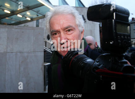 Sean Fitzpatrick, ex presidente e amministratore delegato di Anglo Irish Bank, lascia il Circuit Criminal Court di Dublino, durante il processo di frode contro gli ex dirigenti della Anglo Irish Bank. Foto Stock