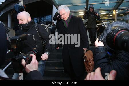 Sean Fitzpatrick, ex presidente e amministratore delegato di Anglo Irish Bank, lascia il Circuit Criminal Court di Dublino, durante il processo di frode contro gli ex dirigenti della Anglo Irish Bank. Foto Stock