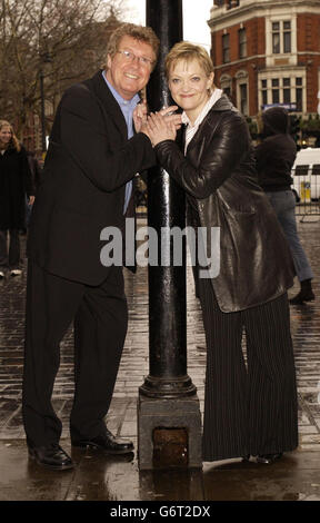 Attori Maria Friedman e Michael Crawford durante una fotocellula al Palace Theatre su Shaftsbury Avenue nel centro di Londra per promuovere il loro nuovo musical Andrew Lloyd Webber 'la Donna in Bianco'. The Woman in White, diretto da Trevor Nunn, aprirà nel West End al Palace Theatre il 15 settembre. Foto Stock