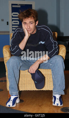 L'attore Luke Perry durante la sua apparizione ospite su MTV's TRL UK, presso gli MTV Studios di Camden, a nord di Londra. Luke sta attualmente comparendo nella produzione del West End di 'quando Harry ha incontrato Sally'. Foto Stock