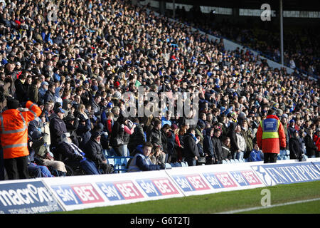 Calcio - Campionato Sky Bet - Leeds United v Huddersfield Town - Elland Road. I tifosi del Leeds United si trovano negli stand di Elland Road prima della partita Foto Stock