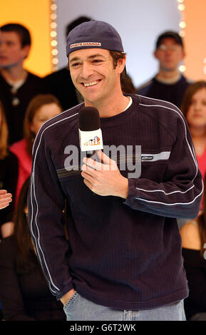 L'attore Luke Perry durante la sua apparizione ospite su MTV's TRL UK, presso gli MTV Studios di Camden, a nord di Londra. Luke sta attualmente comparendo nella produzione del West End di 'quando Harry ha incontrato Sally'. Foto Stock
