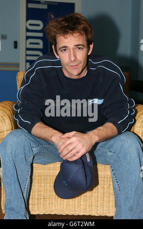 L'attore Luke Perry durante la sua apparizione ospite su MTV's TRL UK, presso gli MTV Studios di Camden, a nord di Londra. Luke sta attualmente comparendo nella produzione del West End di 'quando Harry ha incontrato Sally'. Foto Stock