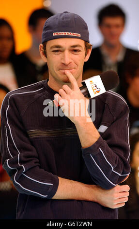 L'attore Luke Perry durante la sua apparizione ospite su MTV's TRL UK, presso gli MTV Studios di Camden, a nord di Londra. Luke sta attualmente comparendo nella produzione del West End di 'quando Harry ha incontrato Sally'. Foto Stock