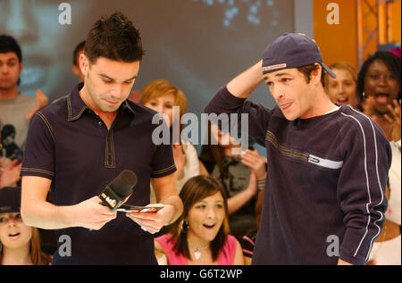 Il presentatore MTV Dave Berry (a sinistra) con l'attore Luke Perry durante la sua apparizione su MTV's TRL UK, presso gli MTV Studios di Camden, a nord di Londra. Luke è attualmente presente nella produzione del West End di 'When Harry Met Sally'. Foto Stock