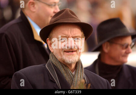 Ex leader della House of Commons Robin Cook che si gode le gare al Kempton Park Sabato 28 2004 febbraio. Foto Stock