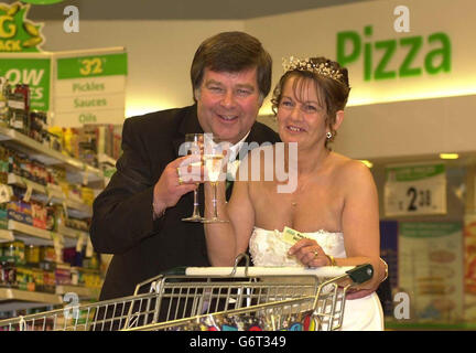 Newlyweds Pete Freeman, 54, e Jill Piggot 42, entrambi da York dopo che sono diventati la prima coppia a sposarsi in un supermercato quando hanno legato il nodo a in Asda Supermarket a York. Foto Stock