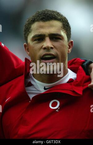 Jason Robinson, raffigurato prima dell'incontro tra Inghilterra e Italia RBS 6 Nations. 08/11/04: Jason Robinson che si aspettava di essere nominato capitano d'Inghilterra per l'apertura della serie autunnale Test contro il Canada a Twickenham. Lo skipper sale Sharks e l'ex stella della lega di rugby sembrano aver visto sfidanti rivali come la coppia di Bath Mike Tindall e Steve Borthwick. Foto Stock