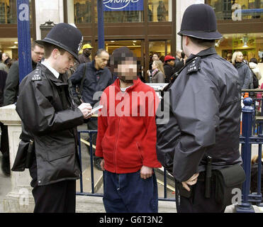 Un uomo è interrogato dalla polizia che lo sospetta di aver implorato a Oxford Circus. Quindici persone sono state arrestate la prima notte di un controverso viaggio per eliminare i mendicanti dalle strade del West End di Londra, hanno detto gli organizzatori. Sono stati presi come parte di un blitz di 48 ore da Westminster Council progettato per disgregare e scoraggiare l'implorazione nella zona. LA POLIZIA HA CHIESTO CHE LA FACCIA MANS SIA PIXELLATED. Foto Stock