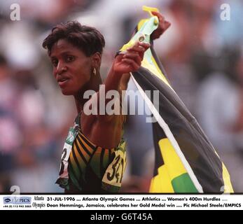 31-LUG-1996, Giochi Olimpici di Atlanta, Atletica, Hurdles da 400 m, Deon Hemmings, Giamaica, celebra la sua vittoria della medaglia d'oro Foto Stock