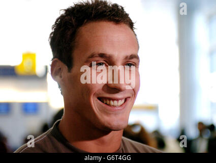 Simon Jones presso l'aeroporto di Gatwick Foto Stock