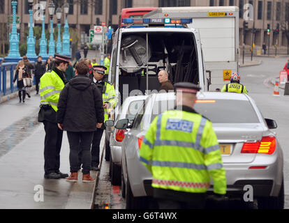 La City of London Police ha montato un'operazione su larga scala sul Tower Bridge al lancio del progetto Servator, che mira a mettere una presenza di polizia più visibile per le strade della City of London, che è stato progettato per scoraggiare, interrompere e rilevare attività criminali e terroristiche prima e più attivamente. Foto Stock