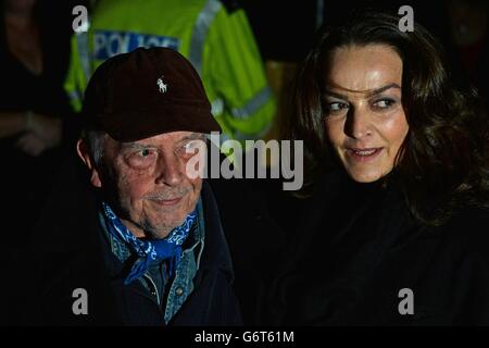 Il fotografo David Bailey arriva con sua moglie, modello Catherine Dyer, per il Ritratto Gala 2014 alla National Portrait Gallery nel centro di Londra. Foto Stock