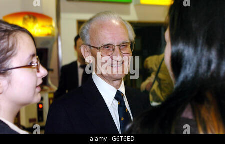 Peter Heppell da East Grinstead con alunni della Scuola superiore di Orsoline Wimbledon, come veterano delle forze speciali del gruppo Chindit (precursore della SAS moderna) si riunisce all'aeroporto di Heathrow, Prima della sua partenza in Estremo Oriente per celebrare il 60° anniversario di un audace forze speciali che atterrano 200 miglia dietro le linee nemiche nella Birmania occupata dai giapponesi. Foto Stock