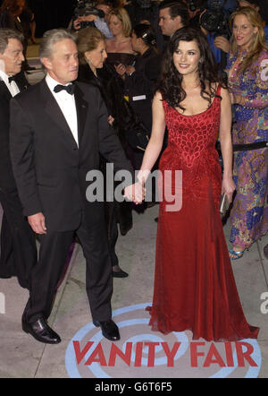 L'attore Michael Douglas e sua moglie, l'attrice Catherine Zeta Jones arriva per il party Vanity Fair a Morton's, Melrose Avenue a Los Angeles, in seguito ai 76th Academy Awards. Foto Stock