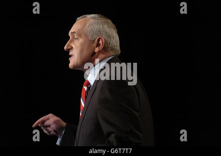 Un Taioseach (primo ministro irlandese), Bertie Ahern, ha tenuto il suo discorso questa sera alla Fianna Fail Ard Fheis (conferenza annuale del partito), presso il City West Hotel di Dublino, Irlanda. Foto Stock