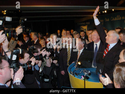 Un Taioseach (primo ministro irlandese), Bertie Ahern, dopo il suo discorso alla Fianna Fail Ard Fheis (conferenza annuale di partito), al City West Hotel, Dublino, Irlanda. Foto Stock