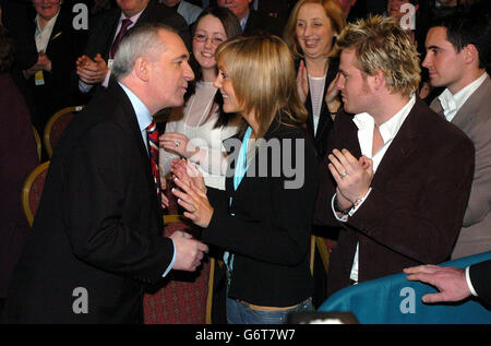 Taioseach (primo ministro irlandese), bacia sua figlia, Georgina, prima di fare il suo discorso al Fianna Fail Ard Fheis (conferenza annuale di festa) al City West Hotel, Dublino, Irlanda. Foto Stock