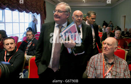 Il Ministro dell'istruzione Ruairi Quinn (centro, parzialmente oscurato) e il Ministro delle Comunicazioni, dell'energia e delle risorse naturali Pat Rabbitte (fronte) alla conferenza del Partito del lavoro presso il Johnstown House Hotel di Co Meath. PREMERE ASSOCIAZIONE foto. Data foto: Sabato 15 febbraio 2014. Il credito fotografico deve essere: Niall Carson/PA Wire Foto Stock